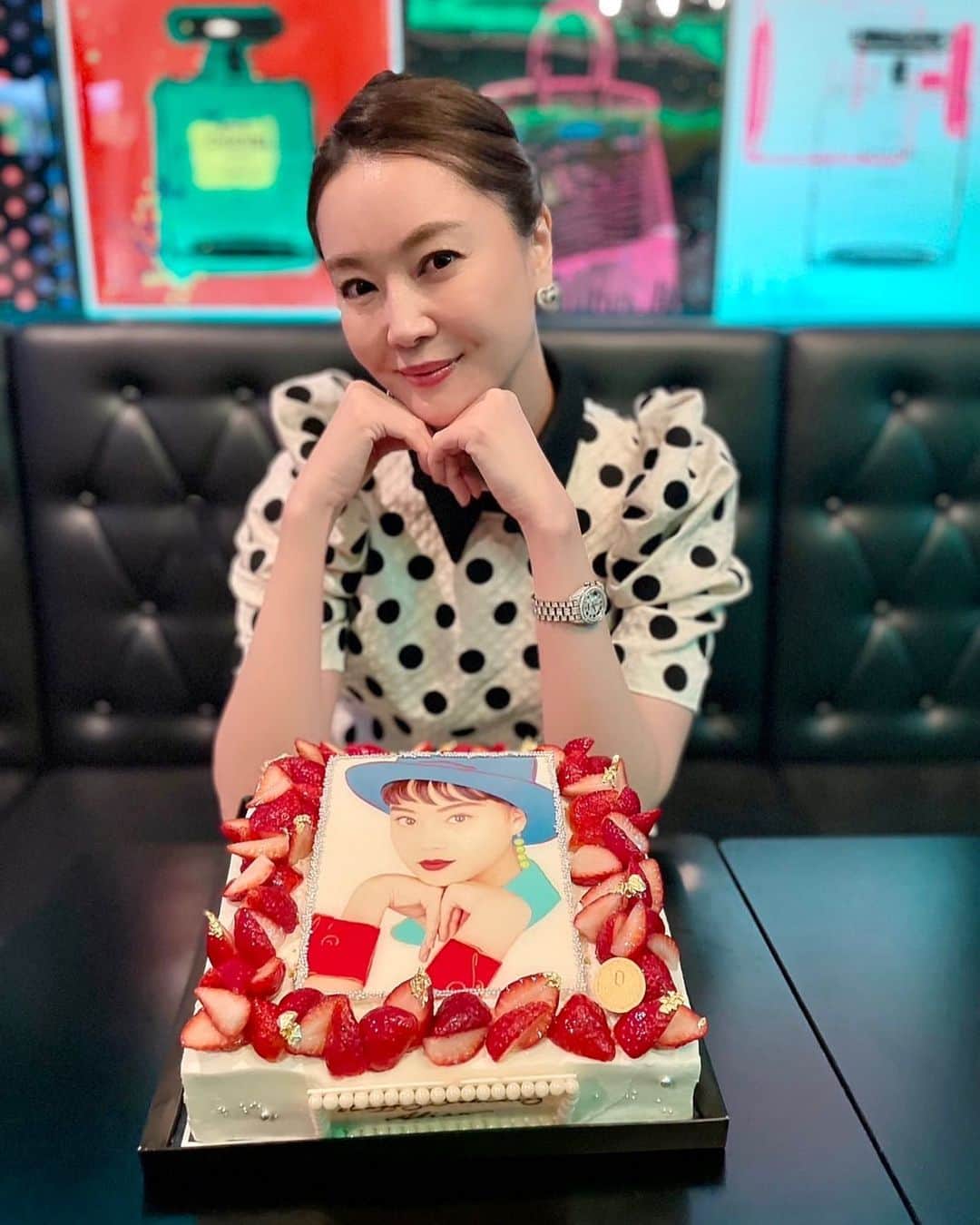 観月ありささんのインスタグラム写真 - (観月ありさInstagram)「お誕生日を迎えました🎂  毎年、皆んなにお祝いしてもらえるのはとても幸せな事です❤️ 本当に本当にありがとうございます😊😊😊  47歳😉いつまでもフレッシュでかっこいい女でありたいです😆😆😆 沢山の愛と笑顔と幸せに溢れた１年でありますように‼️‼️‼️  そして今日は『チャーリーとチョコレート工場』のカンパニーでFNS歌謡祭に出演させて貰います😉✋️  是非ご覧下さい🫡  #お誕生日 #バースデー #birthday #47歳 #たまに幾つか自分で分からなくなる #いつもありがとう✨ #2023 #12月5日 #観月さん #あり姐 #ありさん #ありちゃん #総裁 #色んな呼び名ができた！笑」12月6日 14時03分 - alisa_mizuki