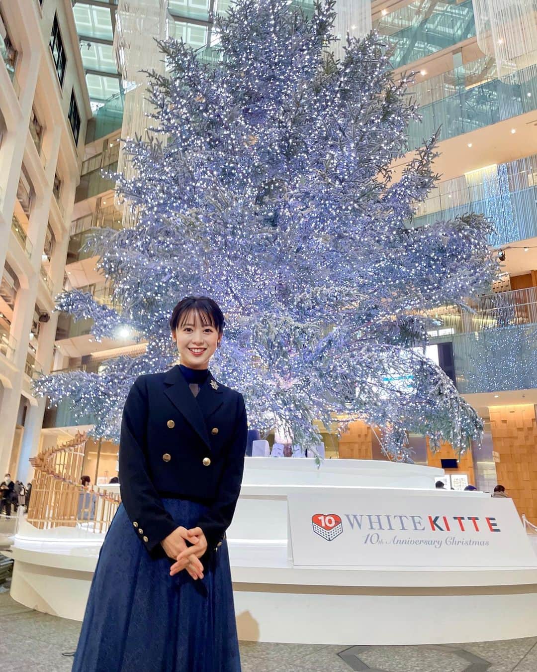 藤本真未のインスタグラム：「「WHITE KITTE」 2023.11.22 wed - 2023.12.25 mon 10th Anniversary Christmas ～想い重ねるクリスマス～ * 幸せ溢れる空間と時間😌🤍 * クリスマスツリーやイルミネーションってなんでこんなに心惹かれるんでしょう？皆さまもステキなホリデーシーズンをお過ごしください☺️ * クリスマスツリーの色に合うようにネイビーの同色合わせでコーディネートしました💙 ジャケットはダブルボタンでくるみ割り人形をちょっぴりイメージして選びました🩰🐭 ブローチは雪の結晶❄️イヤリングは寒色系のクリスマスツリーモチーフ(3枚目)にしました🎄 * 最近、親友や後輩からファッションやメイクの相談を受けることが多くて嬉しい…💓 アドバイスできるほどの知識は持ち合わせていないかもだけれど、どちらも大好きなので、自分なりのこだわりや研究は続けていきたいな😊 * Dress： @mystrada_official #Mystrada Jacket： @cadune_official #CADUNE * #WHITEKITTE #10thAnniversaryChristmas #想い重ねるクリスマス #Christmas #クリスマス #Christmastree #クリスマスツリー」