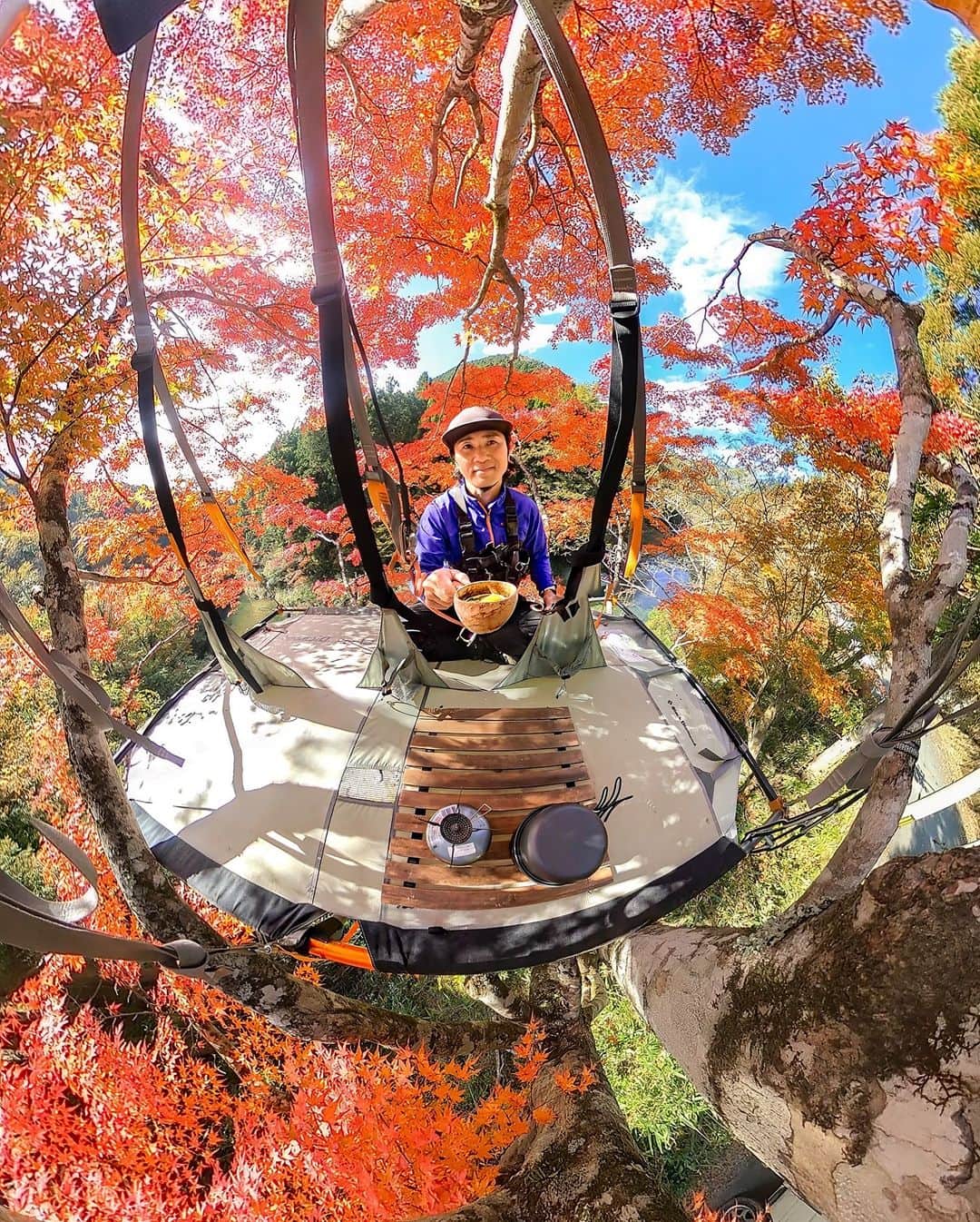 GoProのインスタグラム：「#GoProファミリー @akira.tanaka.canyoneer 恒例の #エクストリーム野点 、紅葉に囲まれながら #お茶会 🍵 #GoProMAX で撮影。 ・ ・ ・ #GoPro #GoProJP #GoProのある生活 #お花見 #紅葉 #秋 #Autumn」