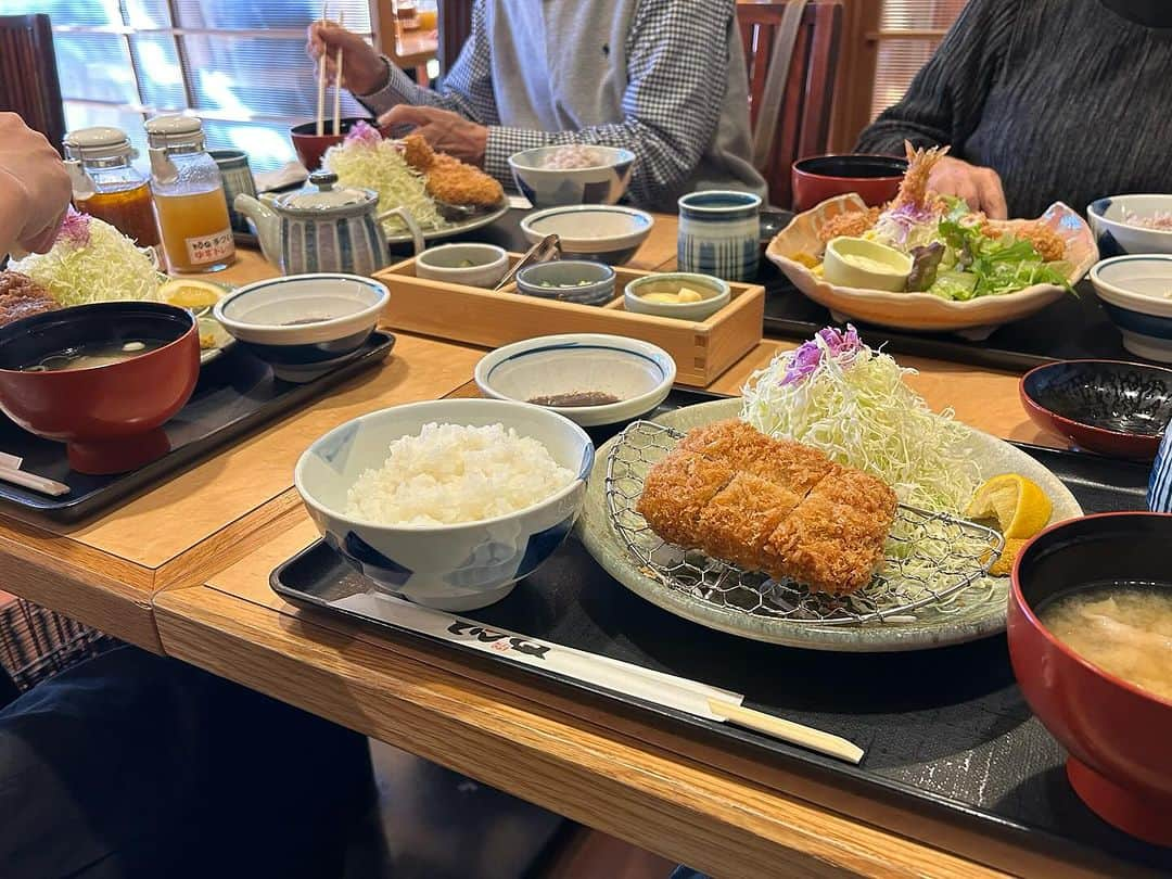 KAORUのインスタグラム：「こんにちは😊  今日は #夫 の #ご両親 とお昼ご飯🍚 久しぶりにお会いできて嬉しくて楽しくて ご飯は美味しくて😋  お腹いっぱい😚  #豚カツ」