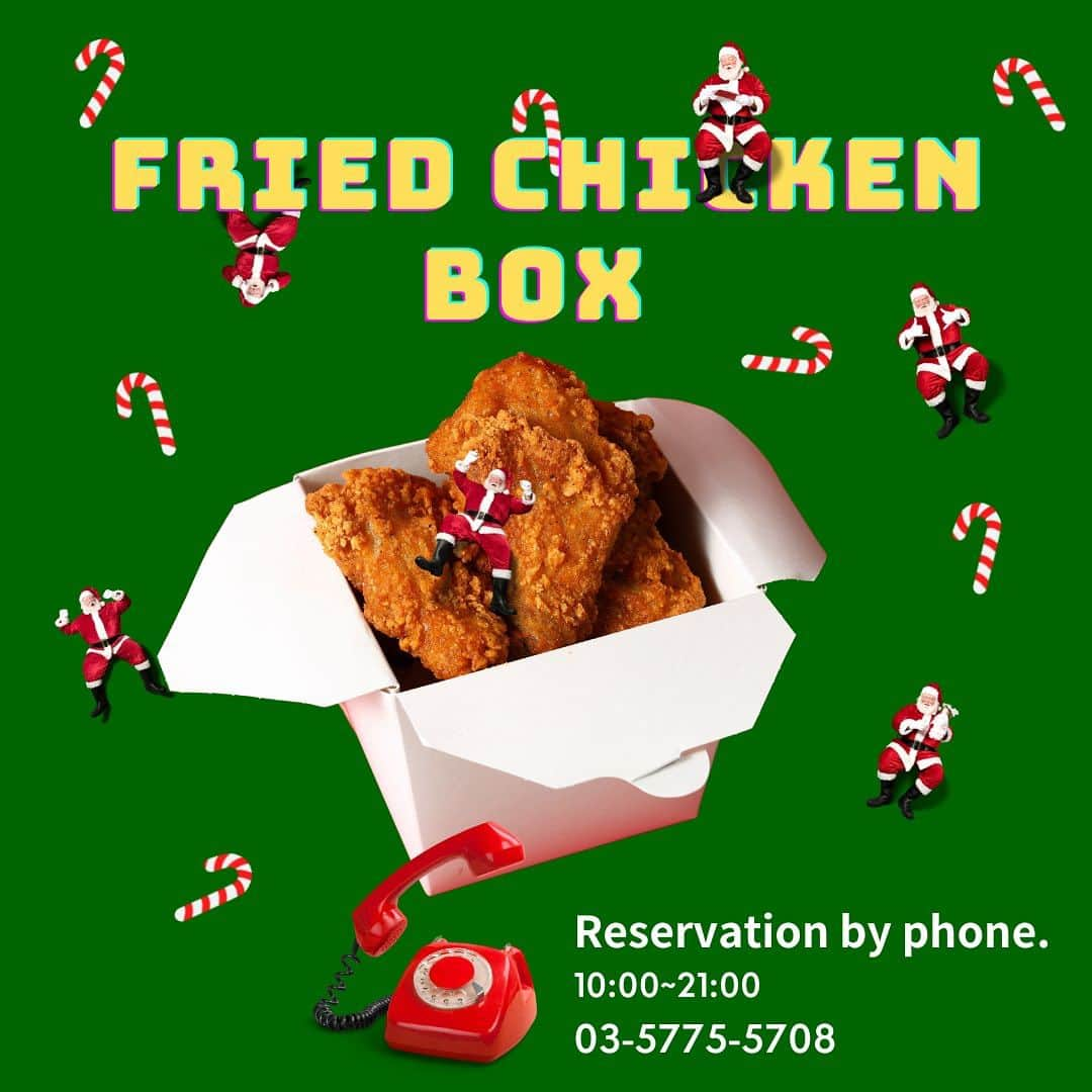 カフェ ホホカムさんのインスタグラム写真 - (カフェ ホホカムInstagram)「🎅🏻FRIED CHICKEN BOX🍗🥡 毎年大人気のチキンボックス、今年もやります🎅🏻💭 ＼fried chicken to-go BOX／ 🍗fried chicken 5P 1500yen(1P 370yen) 🌶spicy fried chicken 5P 1700yen(1P 420yen) 12/25までお得なテイクアウトのチキンBOXやります！ 今年はかわいいメッセージ付📃💞 クリスマス当日は揚げるのにお時間かかる場合があるのと、売り切れる可能性もございますので、お電話で事前のご予約をおすすめしております☎️03-5775-5708 駅近に移転してきたのでピックアップにも超便利になりました🏃‍♀️(原宿駅から徒歩2分　明治神宮前駅徒歩1分) 当店の美味しいフライドチキンと素敵なクリスマスをお過ごしください🎄 ❤️Happy Christmas❤️ #hohokamdiner #happyholidays #friedchicken #christmas  #原宿駅前カフェ #フライドチキンボックス #メリークリスマス #フライドチキン」12月6日 14時10分 - hohokamdiner