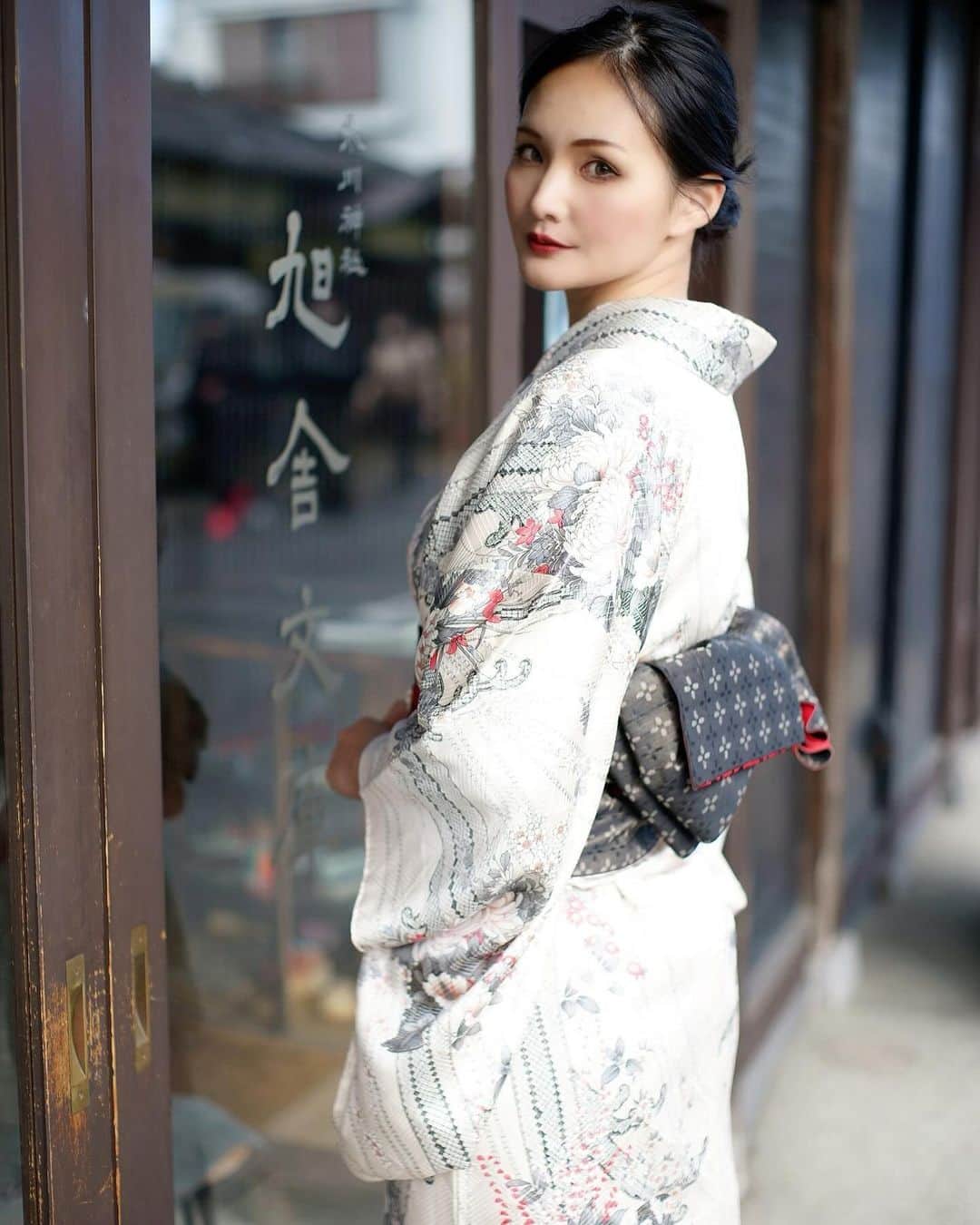 あゆむのインスタグラム：「もうお正月まで1ヶ月ないなんて、早すぎ…！！🎍🐰⛩ みんなはどんな1年やった？  今年の撮影で着たお着物素敵やったなー！♡⃛   #deathmetalgirl  #model  #japanesefashion  #kimono  #和装モデル」
