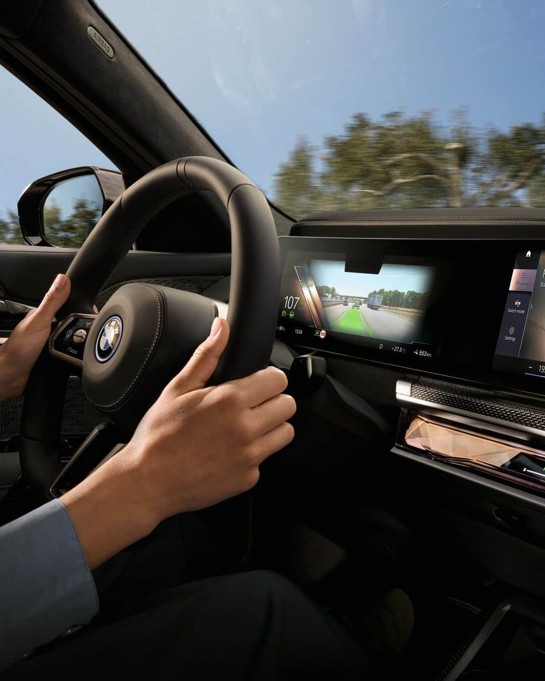 BMWさんのインスタグラム写真 - (BMWInstagram)「Reason # 19: Augmented reality to elevate your navigational needs 🗺️  The BMW i7. 100% electric.  #THEi7 #ThisIsForwardism #BMW #BornElectric #BMWElectric __ BMW i7 xDrive60: Combined power consumption: 19.6–18.4 kWh/100 km. Combined CO2 emissions: 0 g/km. Electric range: 590–625 kilometers. All data according to WLTP. Further info: www.bmw.com/disclaimer」12月6日 5時15分 - bmw