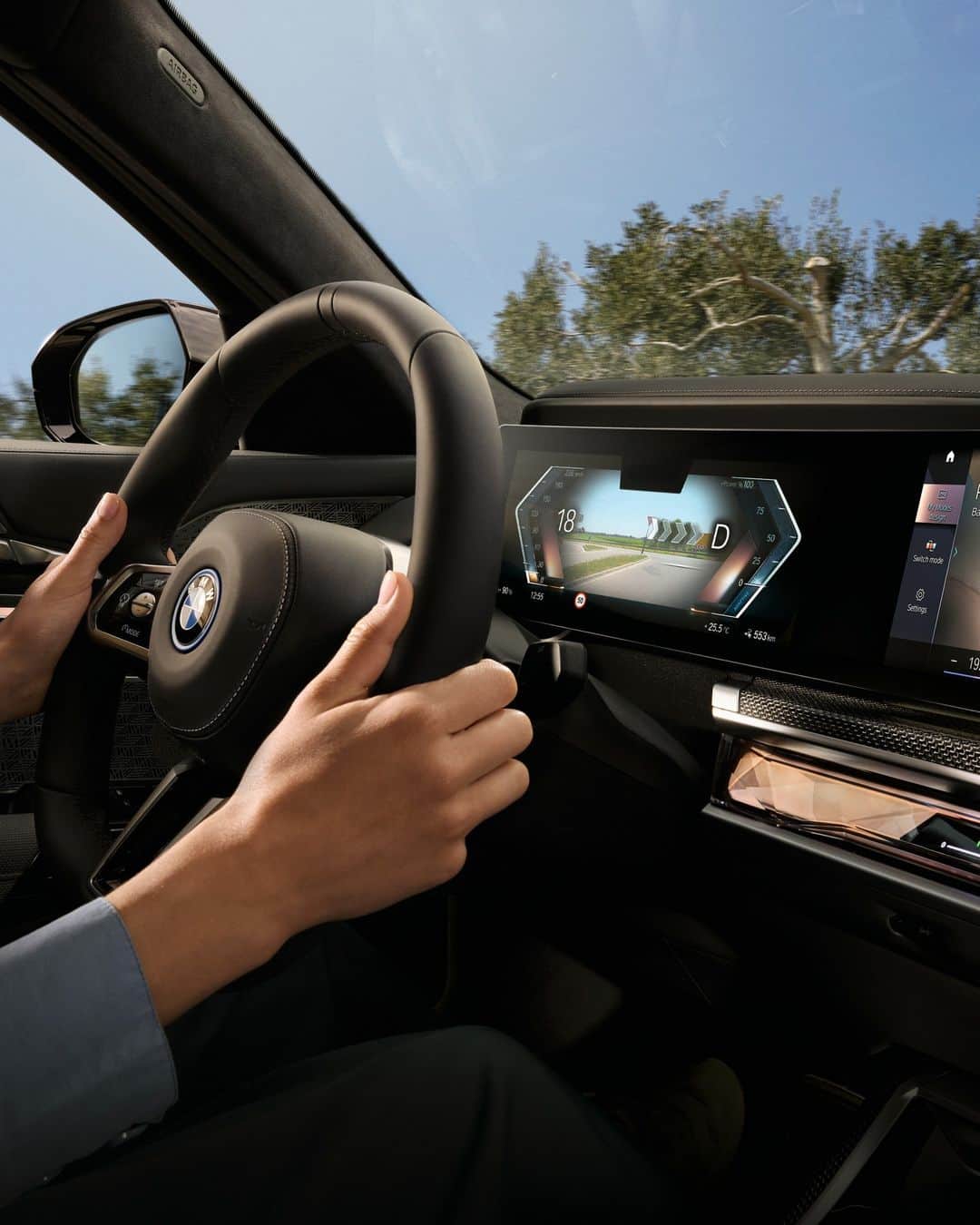 BMWのインスタグラム：「Reason # 19: Augmented reality to elevate your navigational needs 🗺️  The BMW i7. 100% electric.  #THEi7 #ThisIsForwardism #BMW #BornElectric #BMWElectric __ BMW i7 xDrive60: Combined power consumption: 19.6–18.4 kWh/100 km. Combined CO2 emissions: 0 g/km. Electric range: 590–625 kilometers. All data according to WLTP. Further info: www.bmw.com/disclaimer」