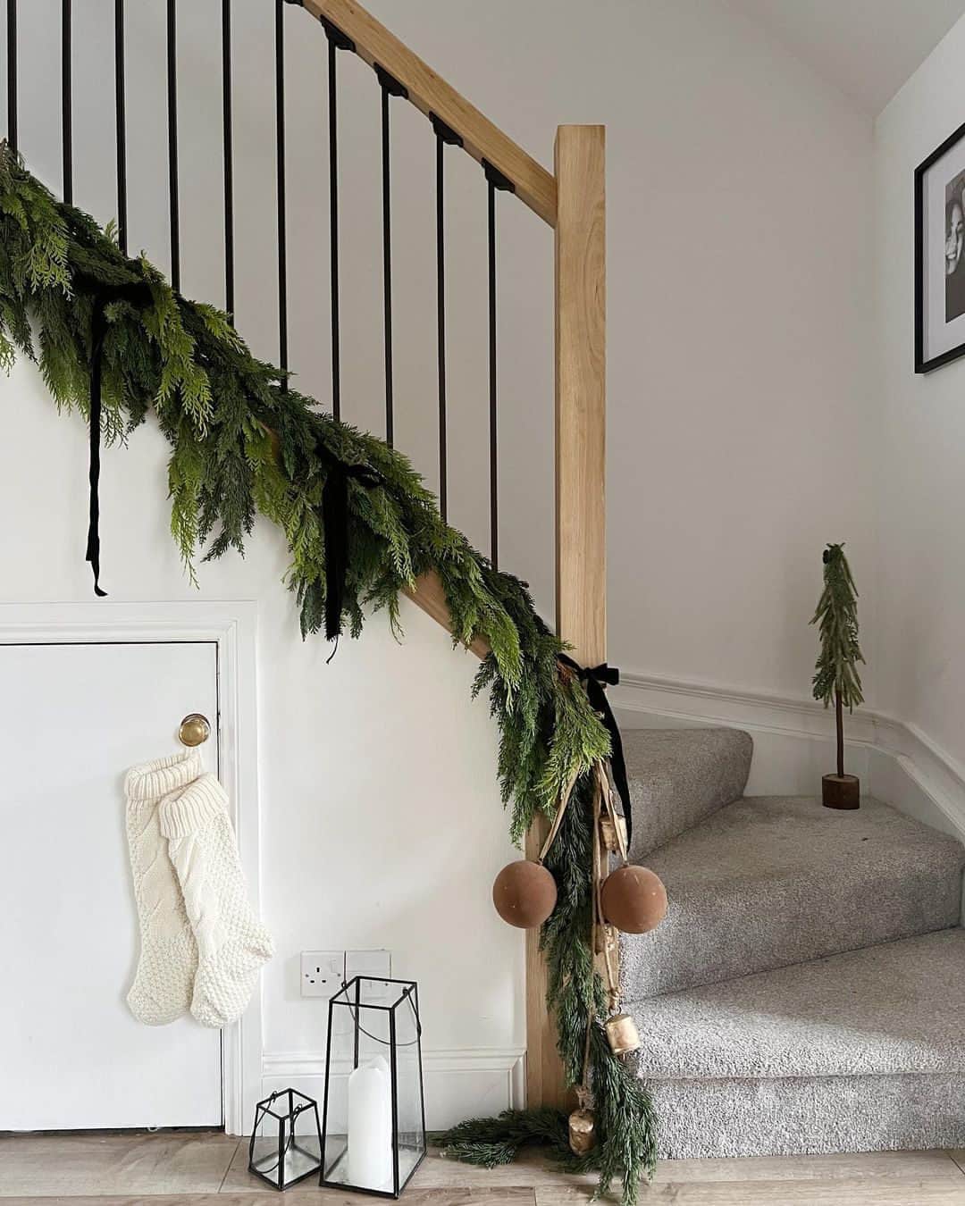 MT DOMAINEのインスタグラム：「Simple Christmas decor.  (Via @its_all_about_the_house) #MyDomaine」