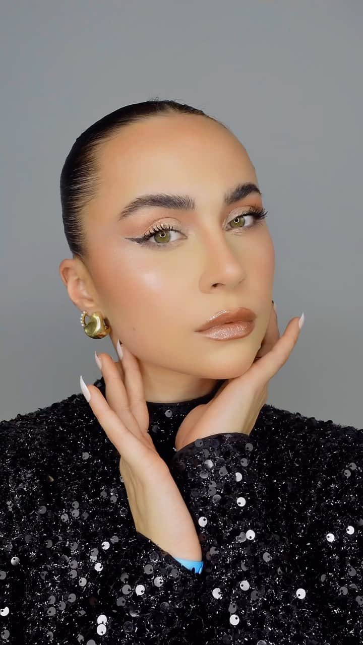 KIKO MILANOのインスタグラム：「A #doubleeyeliner with shimmery lids never looked better and @anunanna is showing us how to! 🤩 Get ready for the festive season with this gorgeous look using #KIKOHolidayPremiere ✨🎁  #KIKOTrendsetters #festivemakeup #holidayglam #shimmereyeshadow #lipstickaddict   24h Lasting Foundation 04 - Iconic Masterpiece Blush 01 - Dreamy Eyeshadow Palette - Lasting Duo Eyepencil 01 - Volume & Curl Mascara - Pearly Duo Face Highlighter 02 - Sparkling Lipstick 01- Face 05 Round Foundation Brush - Create Your Balance 2-In-1 Eye Contour Brush」