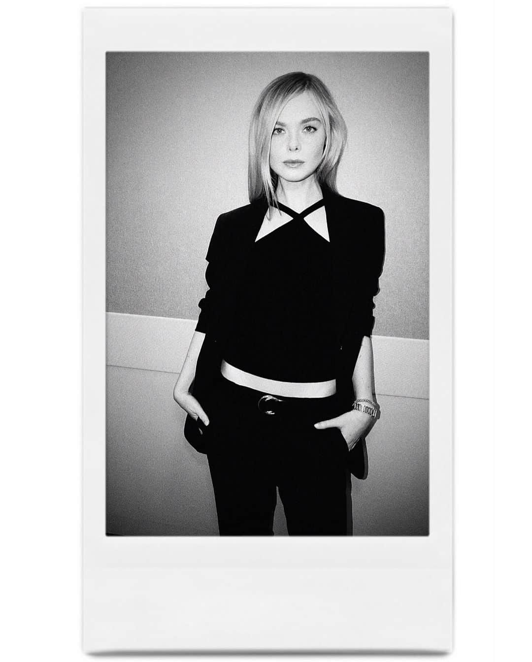 エル・ファニングさんのインスタグラム写真 - (エル・ファニングInstagram)「Appropriate play press day🖤」12月6日 5時46分 - ellefanning