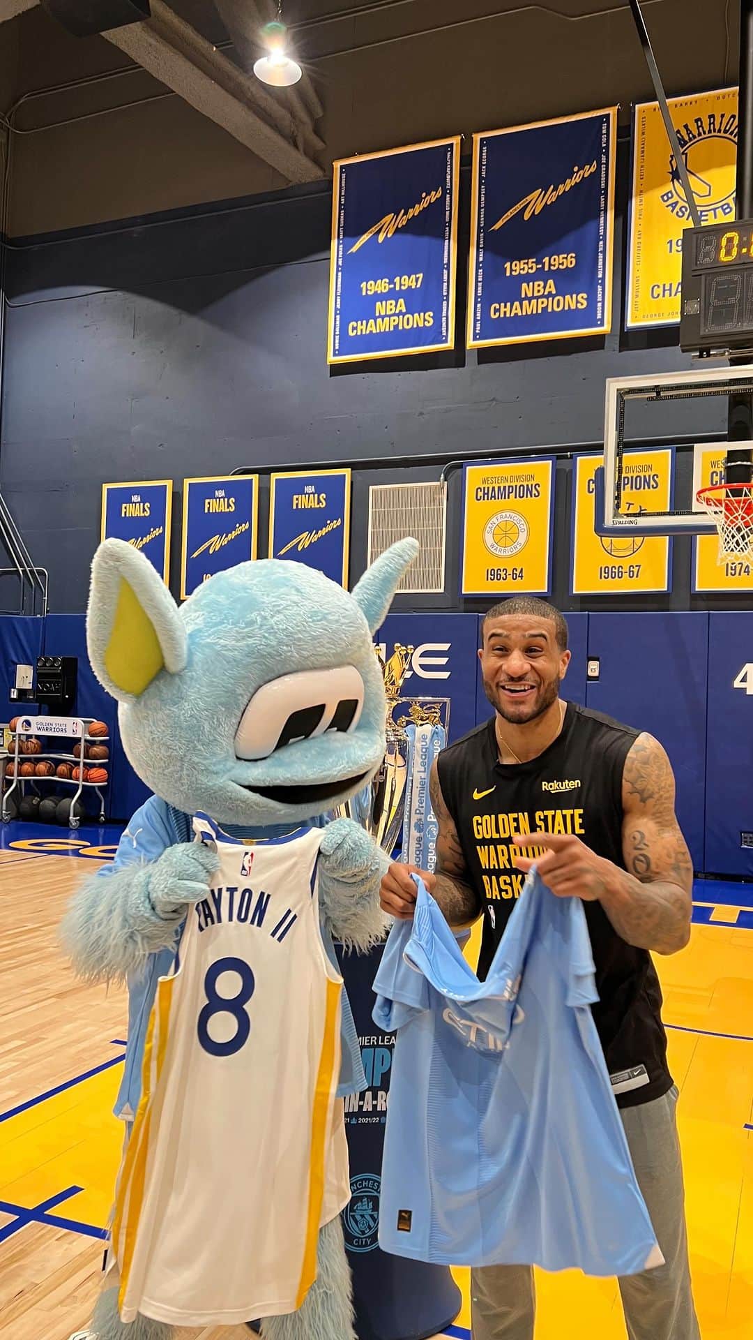 マンチェスター・シティFCのインスタグラム：「While on their Treble Trophy Tour, @mancity stopped by @chase_center to say hello to one of their biggest fans 🏆」