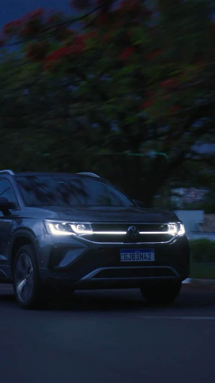Volkswagen do Brasilのインスタグラム：「A @brunafrazao55 conheceu todos os jeitos sobre como o Taos deixa as suas viagens mais seguras, simples, despreocupadas, confortáveis, etc e Taos😉  #VWBrasil #taos」