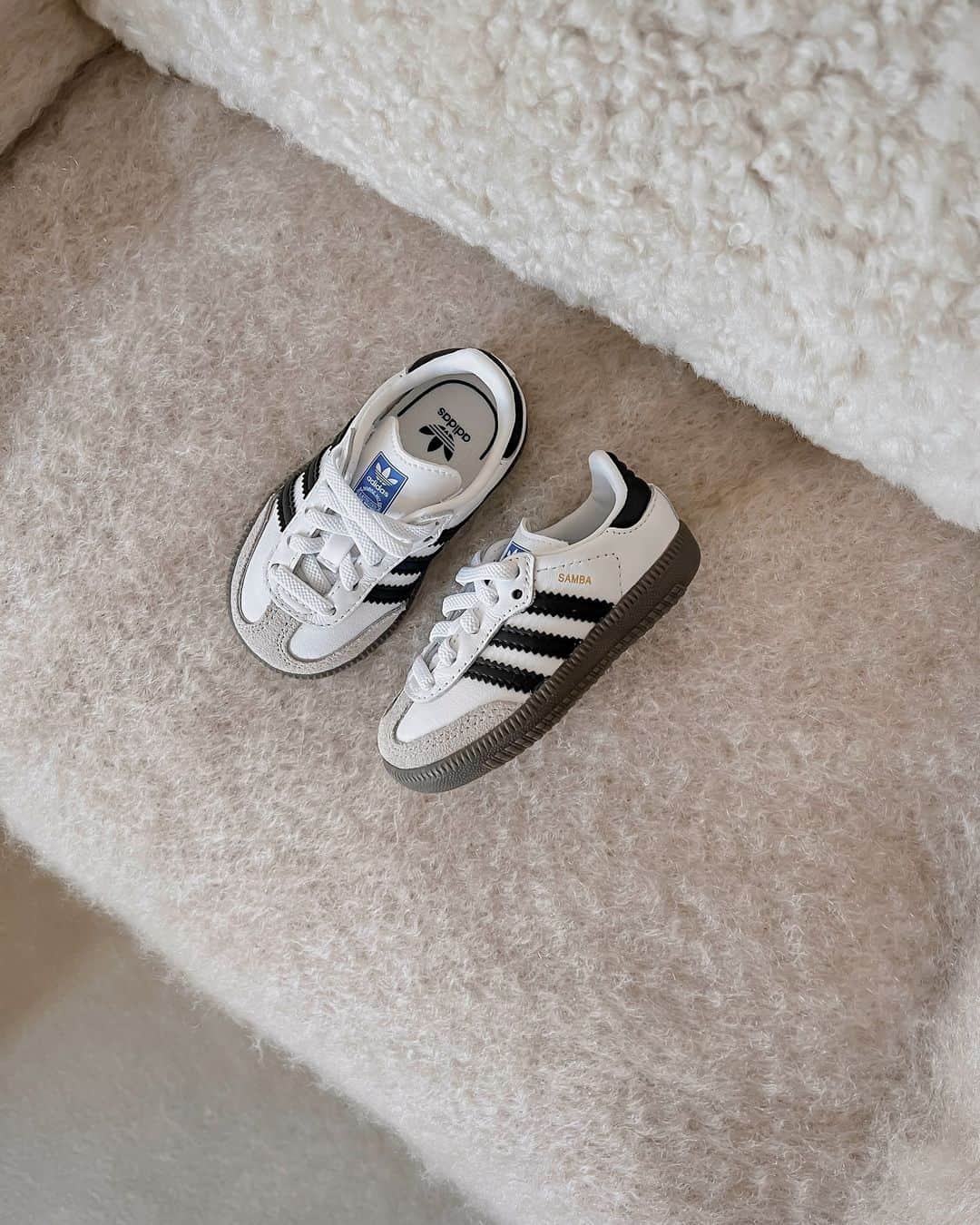 Anna Nyströmのインスタグラム：「His little sneakers 🥹👶🏼💙」