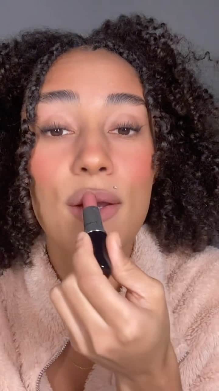 M·A·C Cosmetics Canadaのインスタグラム：「@misstbeauty tries on everyone’s favourite neutral lipstick. 💖 Swipe on Lustreglass Sheer-Shine Lipstick in Thanks, It’s M·A·C! for a fresh take on an effortless #90sNude lip look.   Tap the 🔗 in bio to add to cart, or check availability at your closest M·A·C store!  #MACTrend #ThanksItsMAC」