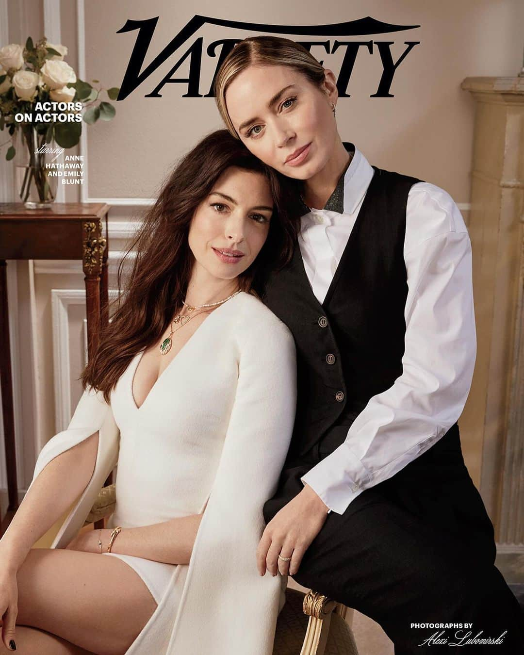 マイケルコースさんのインスタグラム写真 - (マイケルコースInstagram)「For her @Variety Actors on Actors cover, #AnneHathaway wears an ivory wool dress from the Fall/Winter 2023 #MichaelKorsCollection runway.  Photographed by @alexilubomirski」12月6日 6時12分 - michaelkors