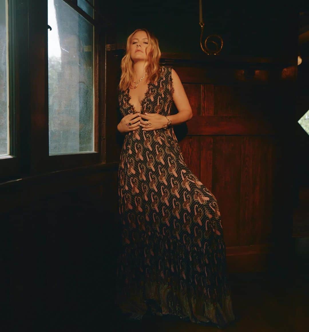 アリシア・シルヴァーストーンのインスタグラム：「A little photoshoot I did with @roseandivyjournal for their September issue ✨   Photographed by @raulromo Styled by @jacquietrevizo  Makeup by @simonesiegl  Hair by @kyleeheathhair」