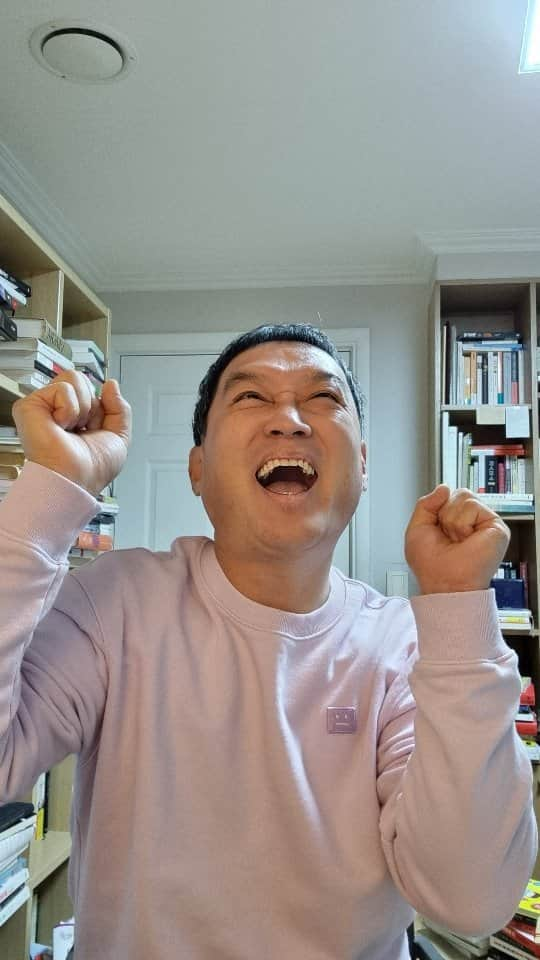 コ・ミョンファンのインスタグラム：「아침긍정확언 736일째!   내 몸이다! 내 의지대로 움직여라!!!  #고명환  #고명환글 #고명환낭독 #오디오북 #비디오북치열하게시리즈 #독서스타그램 #글쓰기 #인문학 #북스타그램 #책스타그램 #경제적자유 #아침긍정확언 #이책은돈버는법에관한이야기 #천일동지 #1000일동지 #천동 #나는어떻게삶의해답을찾는가」