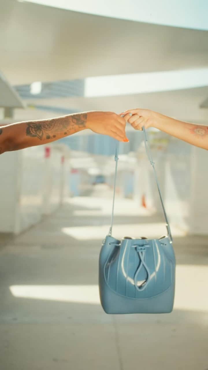 ザクシーのインスタグラム：「Sabe aquela amiga que seeempre pede pra você guardar alguma coisinha na sua bolsa no rolê? Marca ela aqui pra ver que as Zaxy Bags são lindas, práticas e bem espaçosas pra guardar tudo! 🖤  👜 Vem conhecer a sua no link da bio!  #ZaxyEveryTime - R$159,99  #ZaxyEveryPlace - R$129,99  #ZaxyEveryWeek - R$199,99」
