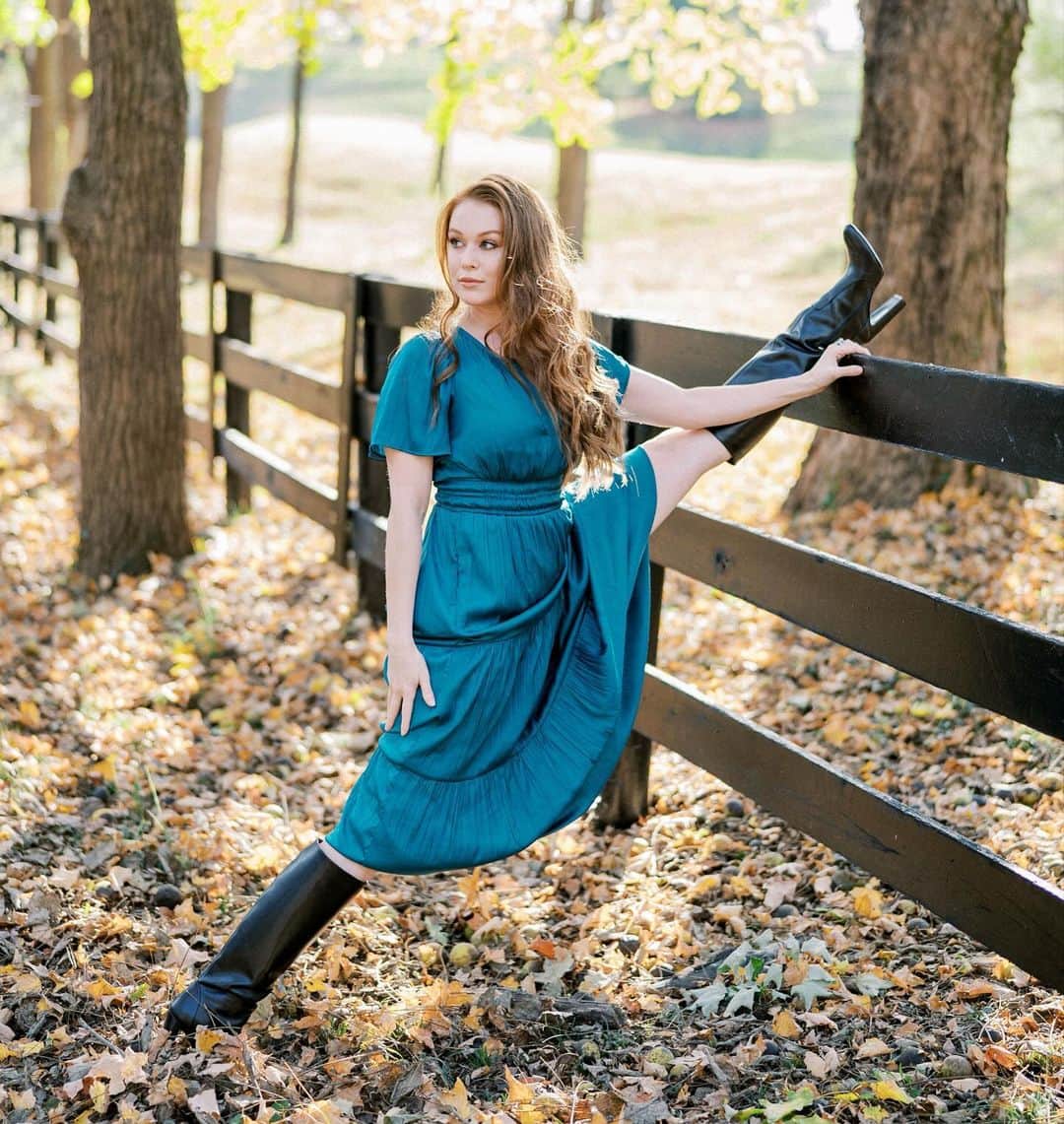 リアンナ・デッカーのインスタグラム：「Staying flexible, mind, body and Soul ✨   My beautiful and talented cousin behind the lens 📸 @kellilynnphotography」