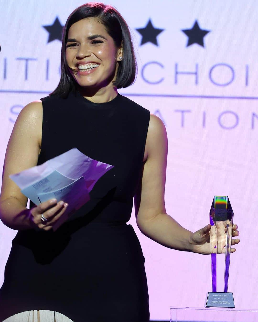 アメリカ・フェレーラさんのインスタグラム写真 - (アメリカ・フェレーラInstagram)「Thank you @criticschoice for honoring me with your Groundbreaker Award at your Celebration of Black, Latino, and AAPI Achievements. The room was full of legendary and new-generation groundbreakers who are doing the hard work to pave paths for more of us. I’m rooting for all of us, always! When one of us is winning, we’re all winning! #CriticsChoice   And thank you to my mama @judithlight for gracing me with her presence and giving me the award. I love you always and forever. 💕」12月6日 6時36分 - americaferrera