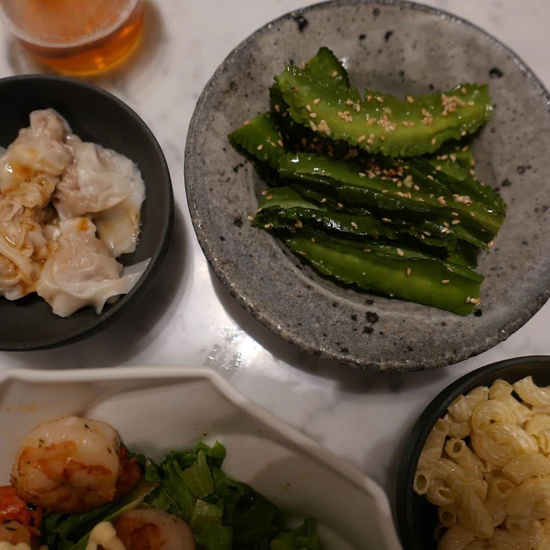 中川珠里さんのインスタグラム写真 - (中川珠里Instagram)「.  ❶🥟作ってたら途中参加で手伝ってくれました 結構上手❔ラビオリみたいでかわいい👦🏻  ❷大体足りなくて追加で焼きます 10個とかぺろりだよなぁ  ❸宮古のお土産でいただいたうりずん(三角豆) ナムルにしたら美味しかった  ❹久しぶりに圧力鍋 角煮は泡盛と黒糖で煮込みます  ❺いつかのご飯会 この豚肉がめちゃめちゃ美味しかった千葉産  ❻盛り方に性格出てる  ❼よく作り置きレシピ聞かれるんだけど うちは作り置きしないのです 👨🏽がいやがる。←笑 なので。日々すぐ調理できるような下ごしらえだけしているよ  ❽最近ハマりのハード系のパン屋さん 極太ウインナーとかめちゃうま！ パン屋トラディさん🥐 @tradi_pain」12月6日 6時48分 - juri1104