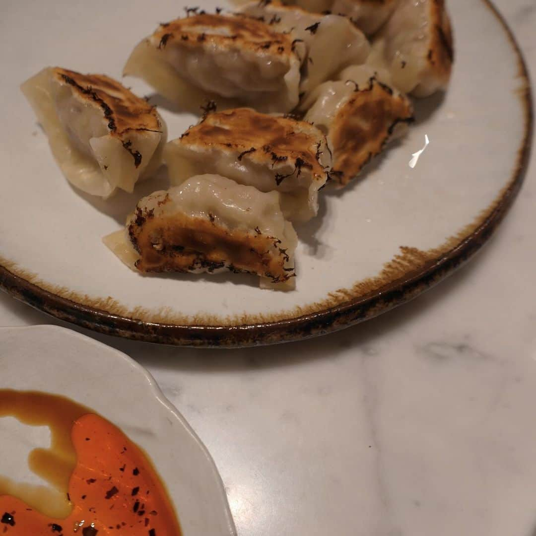 中川珠里さんのインスタグラム写真 - (中川珠里Instagram)「.  ❶🥟作ってたら途中参加で手伝ってくれました 結構上手❔ラビオリみたいでかわいい👦🏻  ❷大体足りなくて追加で焼きます 10個とかぺろりだよなぁ  ❸宮古のお土産でいただいたうりずん(三角豆) ナムルにしたら美味しかった  ❹久しぶりに圧力鍋 角煮は泡盛と黒糖で煮込みます  ❺いつかのご飯会 この豚肉がめちゃめちゃ美味しかった千葉産  ❻盛り方に性格出てる  ❼よく作り置きレシピ聞かれるんだけど うちは作り置きしないのです 👨🏽がいやがる。←笑 なので。日々すぐ調理できるような下ごしらえだけしているよ  ❽最近ハマりのハード系のパン屋さん 極太ウインナーとかめちゃうま！ パン屋トラディさん🥐 @tradi_pain」12月6日 6時48分 - juri1104