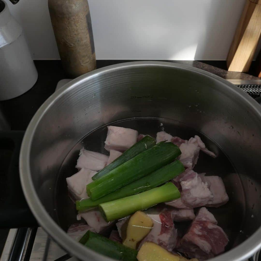 中川珠里さんのインスタグラム写真 - (中川珠里Instagram)「.  ❶🥟作ってたら途中参加で手伝ってくれました 結構上手❔ラビオリみたいでかわいい👦🏻  ❷大体足りなくて追加で焼きます 10個とかぺろりだよなぁ  ❸宮古のお土産でいただいたうりずん(三角豆) ナムルにしたら美味しかった  ❹久しぶりに圧力鍋 角煮は泡盛と黒糖で煮込みます  ❺いつかのご飯会 この豚肉がめちゃめちゃ美味しかった千葉産  ❻盛り方に性格出てる  ❼よく作り置きレシピ聞かれるんだけど うちは作り置きしないのです 👨🏽がいやがる。←笑 なので。日々すぐ調理できるような下ごしらえだけしているよ  ❽最近ハマりのハード系のパン屋さん 極太ウインナーとかめちゃうま！ パン屋トラディさん🥐 @tradi_pain」12月6日 6時48分 - juri1104