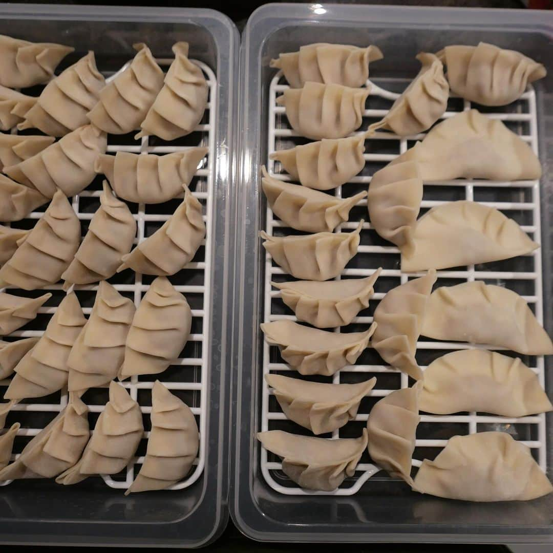 中川珠里のインスタグラム：「.  ❶🥟作ってたら途中参加で手伝ってくれました 結構上手❔ラビオリみたいでかわいい👦🏻  ❷大体足りなくて追加で焼きます 10個とかぺろりだよなぁ  ❸宮古のお土産でいただいたうりずん(三角豆) ナムルにしたら美味しかった  ❹久しぶりに圧力鍋 角煮は泡盛と黒糖で煮込みます  ❺いつかのご飯会 この豚肉がめちゃめちゃ美味しかった千葉産  ❻盛り方に性格出てる  ❼よく作り置きレシピ聞かれるんだけど うちは作り置きしないのです 👨🏽がいやがる。←笑 なので。日々すぐ調理できるような下ごしらえだけしているよ  ❽最近ハマりのハード系のパン屋さん 極太ウインナーとかめちゃうま！ パン屋トラディさん🥐 @tradi_pain」