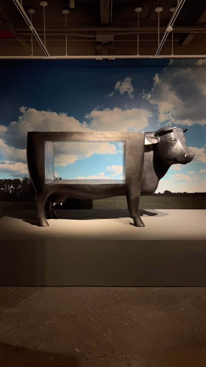 サザビーズのインスタグラム：「It takes a village during Design Week. The defining feature of François-Xavier Lalanne’s bronze Vache Paysage is its hollowed-out center, allowing viewers to see through the piece and to reveal the ‘paysage’ or view behind the animal.   This isn’t the first time that the artist used this technique. François-Xavier’s Rhinocretaire series, where the bodies of rhinos morphed into desktops, drawers and hidden compartments, delighted the public and critics alike when its first iteration was shown in 1964.   Take a closer look during the install in our #SothebysNewYork galleries for Design Week. The sculpture—and more treasures by Les Lalannes—head to auction on 6 December. Discover more in our link in bio. #Lalanne」