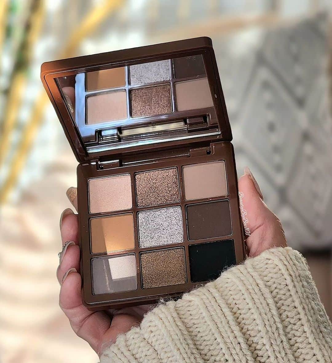 Anastasia Beverly Hillsのインスタグラム：「The perfect mini palette for the holidays! 😍 Grab your Sultry Mini Eyeshadow Palette at the link in bio! 🔥  📸: @beautybybev101 (she/her)  #AnastasiaBeverlyHills」