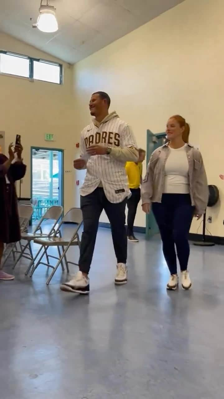 MLBのインスタグラム：「@MannyMachado surprising this elementary school might be the best thing you see all day! 🥹  📹: @JulianDelGaudio」