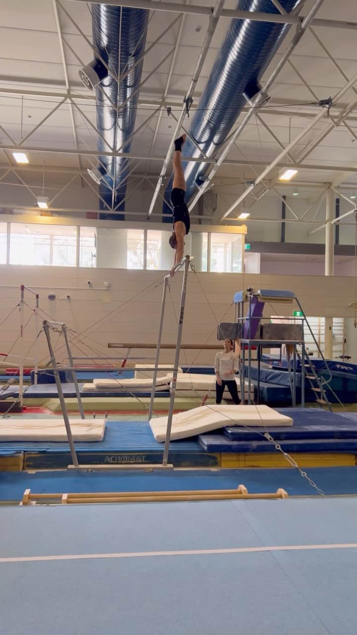 エリー・ブラックのインスタグラム：「What you see ➡️ What you don’t.   Don’t give up. Keep going.   #TheGrind #Gymnastics #Training」