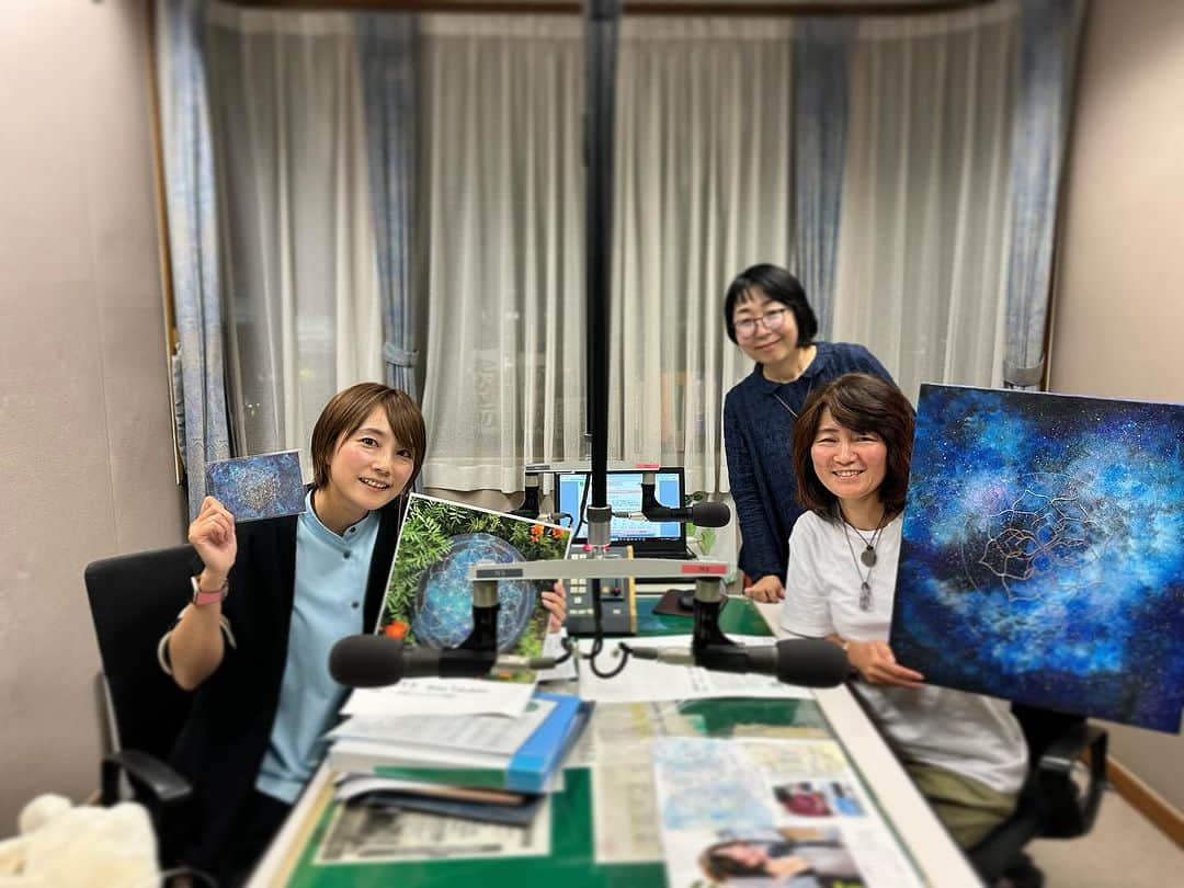 細田阿也のインスタグラム：「#コネクト茨城 @lucky_ibaraki では  #ほっとボイス  今年2月金田優香さんのほっとボイスで取り上げた 今年新しく始まった公募展 #カルタスつくは賞  先日は、カルタスつくは賞で大賞を受賞した　#高福ありさ さんとプロデューサーの真川奈津江さんにスタジオにお越しいただき  現在　つくば市で開催されている個展についてなど 高福さんの作品について伺わせていただきました！  頂いたリーフレット参照もしながら 幼少期から絵と絵画が好きで 高校では美術部部長に。 卒業後警察署勤務など務められながら、子育てに専念されたのちご親族の他界をきっかけに 死とはなにか生きるとはどういうことなのか問い、 葬儀社に就職しご遺族と接する中で曼荼羅ワークに出会い モノクロの世界から色が大好きだった自分に邂逅し、さまざまななご経験を経てありのままの感情を受け入れることを絵を通じて伝えたい。 ワークショップに参加された方の内面や感情を表現することで命の輝きや喜びを解放していくたといいます。  實川さんもワークショップに参加され高福さんに魅了されたそうで  #宇宙とマンダラ　をテーマに描かれた作品は幻想的という言葉にとどまらず 吸い込まれ、エネルギーを感じ、原画の前で涙される方もというのが納得の世界観。  高福さんのお話にも blogにもありました  【ゲート】とは、門とか入り口っていう意味 あなたの人生は、あなた自身を知る壮大な旅です  ゲートをくぐって、あなたの魂の旅を楽しんでほしいなど 壮大な思いが込められており  原画を拝見しグラデーションや数多の星空🌌の宇宙に身を委ね 秘められた心の扉が 開くような感覚に。  高福ありさ個展「宇宙とマンダラの部屋 7」 現在開催中～12月10日（日）10:00～17:00 つくばセンタービル1階 co-en内co-wall にて開催中！  　2024年１月８日には 水戸奏楽堂にて開催される 作曲家ピアニスト中村天平さんのピアノコンサートにて 高福さんも作品展開催されるそうです！  是非高福さんの想いを 感じられてみてはいかがでしょう♡」