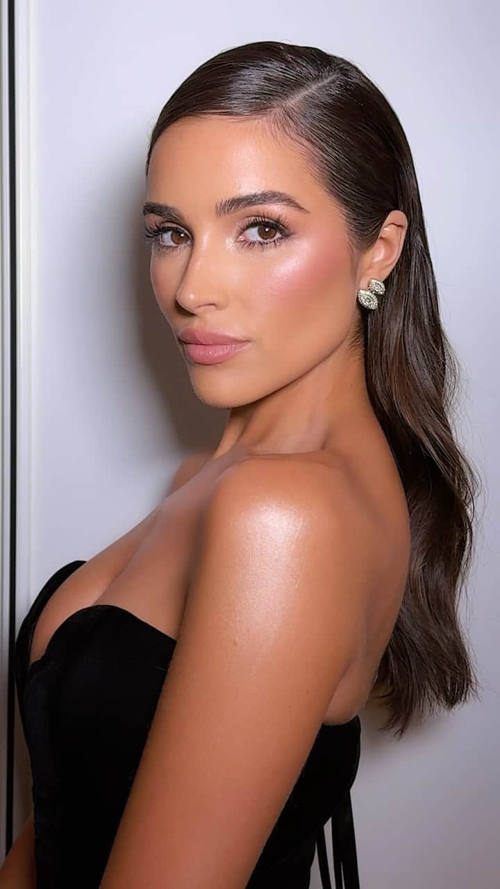 シャーロット・ティルベリーのインスタグラム：「💗 OLIVIA CULPO IN NEW! LIMITED-EDITION BEAUTYVERSE PALETTE #FASHIONAWARDS 💗  Darling @oliviaculpo, I am LIVING for this look!!!😍  With makeup magic by my talented #TilburyProTeam Artist @sofiamariamua, Olivia was STUNNING on the Fashion Awards red carpet in a @miss_sohee dress, with SCULPTED-LOOKING skin and a SULTRY eye created with my Beautyverse Palette and Super Nudes Eyeliner Duo! ✨ This is the look EVERYONE wants for their holiday parties! 🤩💞 Shop now with a MAGICAL 20% off* using the code REDCARPET! Hurry darlings, limited time only! 💄   💄 by #TilburyProTeam Artist @sofiamariamua, using @charlottetilbury  👗 by @miss_sohee, styled by @jennifermazurstyle ✂️ by @rosskwan  #GetTheLook🏆  SKINCARE: Magic Serum Crystal Elixir  Cryo-Recovery Eye Serum Magic Lip Oil Crystal Elixir Magic Hydrator Mist Supermodel Body  COMPLEXION: Beautiful Skin Foundation - 8N Airbrush Flawless Finish Powder - 1+2 Airbrush Bronzer - 2 Beautiful Skin Bronzer - 2 Medium Hollywood Blush & Glow Glide Palette Pillow Talk Matte Beauty Blush Wand - Pink Pop  Hollywood Contour Wand - Fair/Medium Airbrush Flawless Setting Spray Beauty Light Wand - Spotlight   EYES: NEW! Beautyverse Palette The Super Nudes Eyeliner Duo Pillow Talk Push Up Lashes! Mascara  BROWS: Brow Fix   LIPS: Lip Cheat - Iconic Nude  Pinkgasm Jewel Lips  NEW! Rock Lips - Rocket Girl  #CharlotteTilbury #OliviaCulpo  *Code valid from 09.00am GMT 4th December 2023 until 09.59am GMT 11th December 2023. Discount applies to full price items only. T&Cs and Exclusions Apply.」