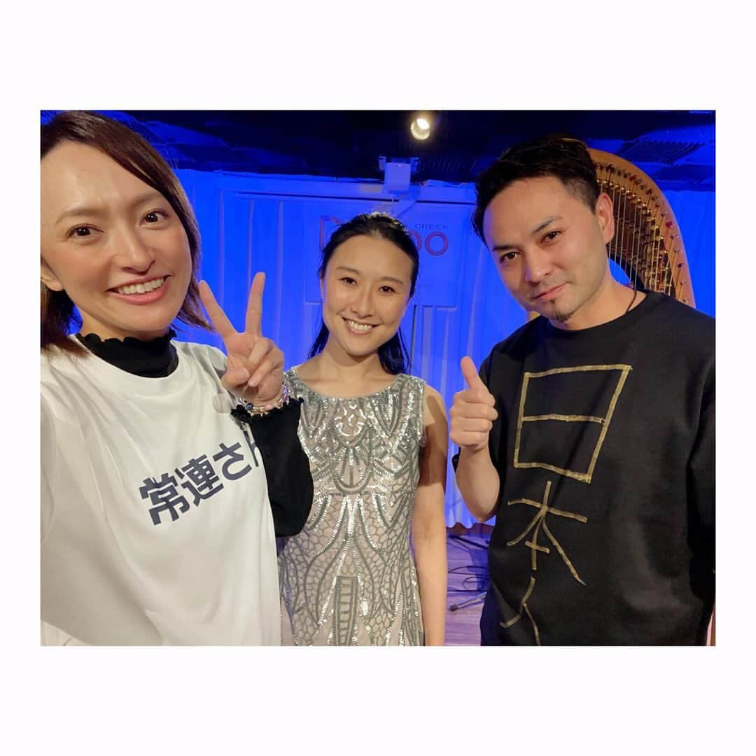 杜野まこさんのインスタグラム写真 - (杜野まこInstagram)「🍺【スナック まこガーデン】  The  Celt GardenのケルトナさんAyukaさんと、 念願のスナックイベントOPEN!!!! 私は常連さん(笑)  みんなで飲んで、会場一帯となって大合唱して楽しかったぁ😆 ケルガーのお二人に教えてもらった音楽の楽しみ方 自由にその時々の気持ちに素直に歌う、奏でる、その時だからこそ生まれた歌と空間と余韻を楽しむ。 この気持ちよさと幸せな時間を参加者の皆さんにも体感してもらえていたら嬉しいなっ♡♡♡  Avukaママ　次はいつスナックまこガーデンOPENするのかな？ また一つ楽しみができました♡  ご参加くださった皆様、ありがとうございました‼️✨✨✨  #まこガーデン #スナック #常連さん #TheceltGarden #杜野まこ #ギター #ハープ #生演奏カラオケ #スナック」12月6日 7時29分 - makomorino