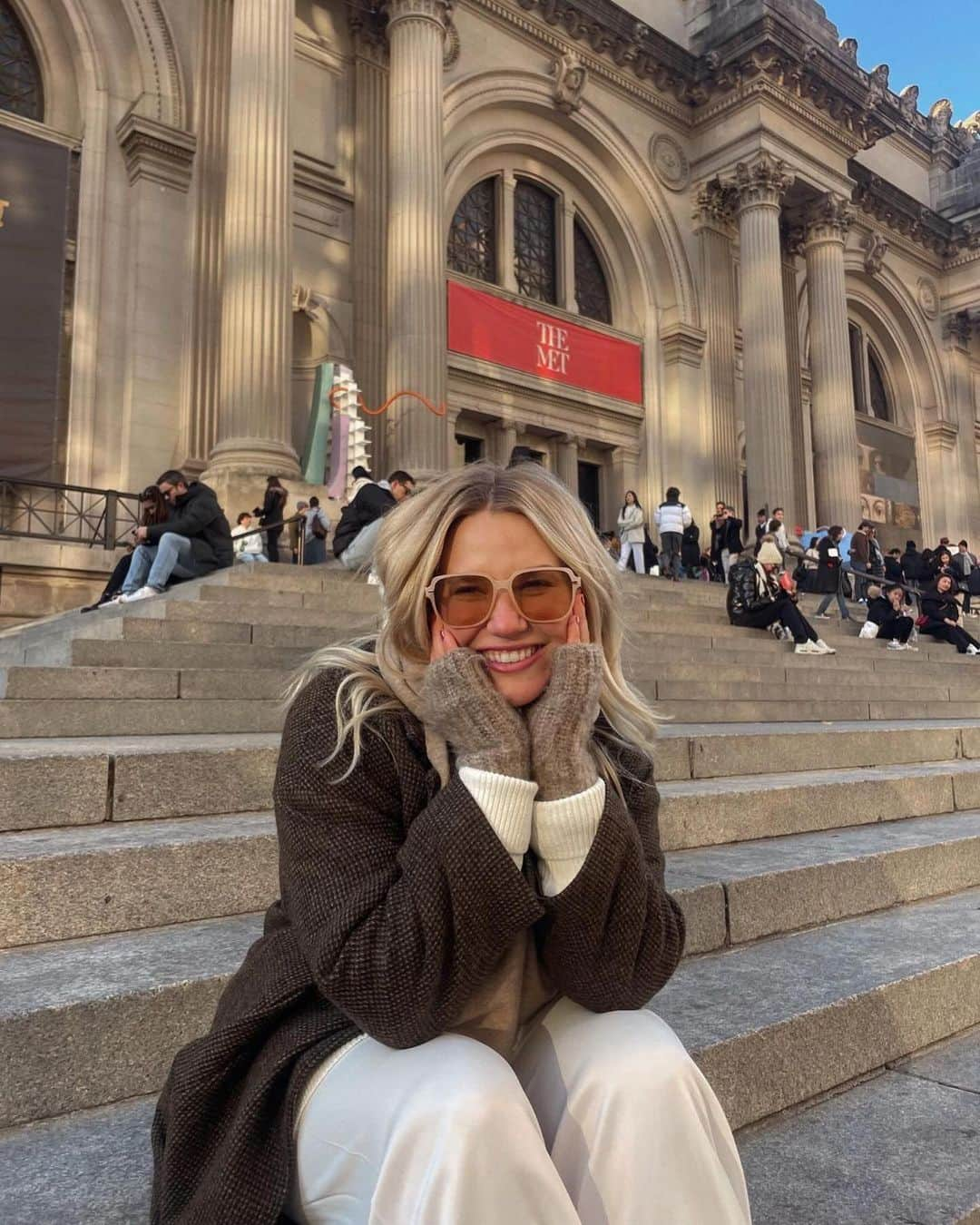 メトロポリタン美術館のインスタグラム：「Cold hands, warm (he)art ❤️ ⁣ ⁣ Happy chilly season from The Met! Stop by to explore exhibitions, attend a program, watch a performance, learn with the kids, relax with a drink, or simply pop a squat on the plaza and have a giggle.  ⁣ 📸 @forever__tory」