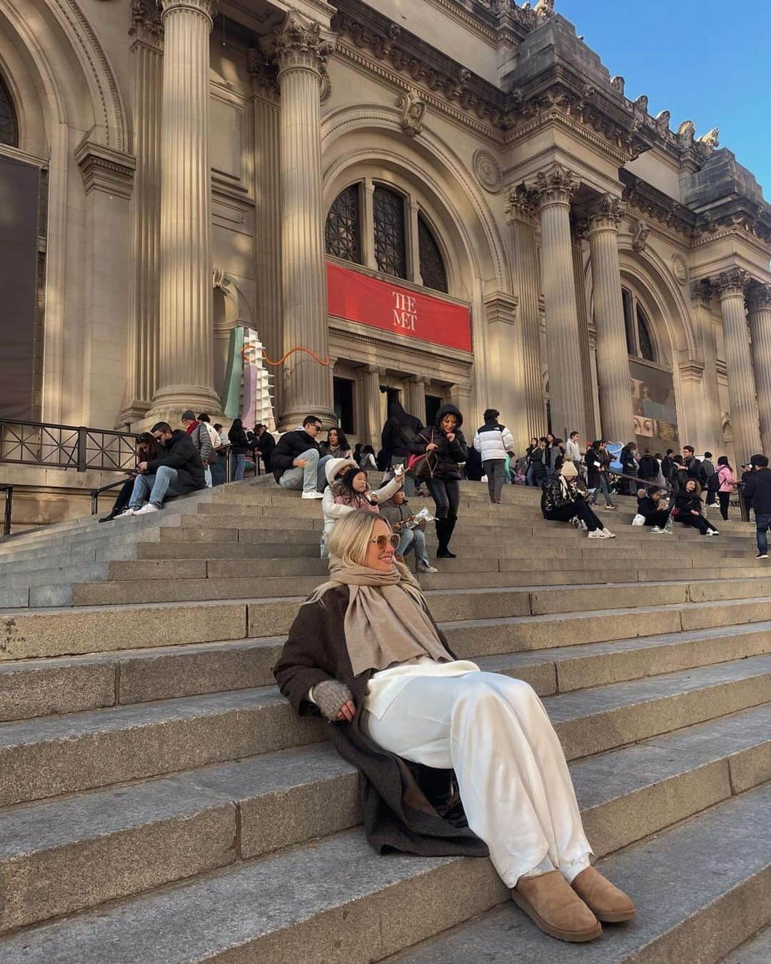 メトロポリタン美術館さんのインスタグラム写真 - (メトロポリタン美術館Instagram)「Cold hands, warm (he)art ❤️ ⁣ ⁣ Happy chilly season from The Met! Stop by to explore exhibitions, attend a program, watch a performance, learn with the kids, relax with a drink, or simply pop a squat on the plaza and have a giggle.  ⁣ 📸 @forever__tory」12月6日 7時32分 - metmuseum