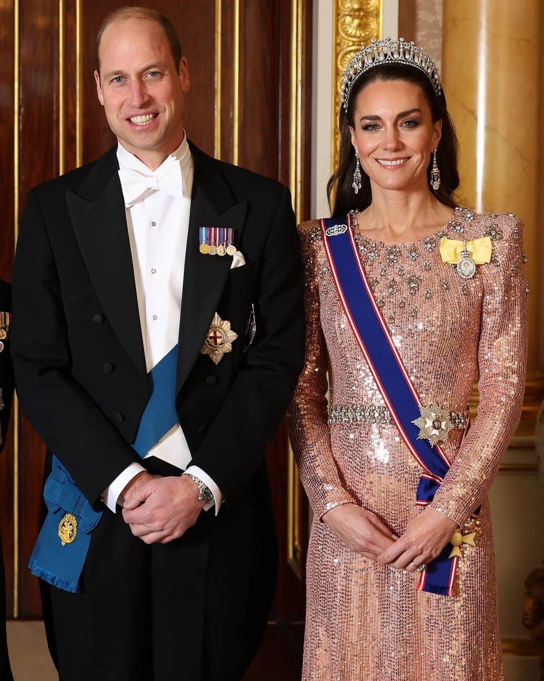 Vogueさんのインスタグラム写真 - (VogueInstagram)「Tonight, to host a reception for members of the Diplomatic Corps at Buckingham Palace, the Princess of Wales turned on the glamour. Kate slipped into a sequin-embellished gown for the occasion and completed her look with the Lover’s Knot Tiara, often cited as a favorite of Diana, Princess of Wales. Tap the link in bio for all the details.」12月6日 7時40分 - voguemagazine
