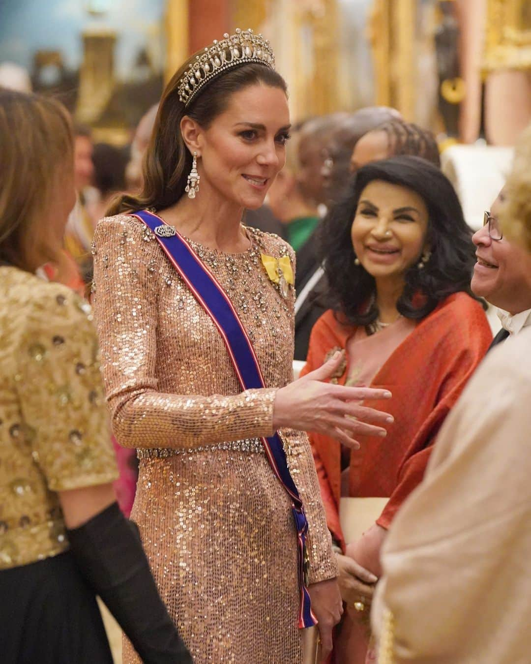 Vogueのインスタグラム：「Tonight, to host a reception for members of the Diplomatic Corps at Buckingham Palace, the Princess of Wales turned on the glamour. Kate slipped into a sequin-embellished gown for the occasion and completed her look with the Lover’s Knot Tiara, often cited as a favorite of Diana, Princess of Wales. Tap the link in bio for all the details.」