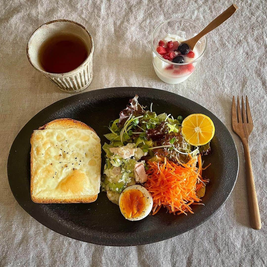 ecruさんのインスタグラム写真 - (ecruInstagram)「(2023/11/5) 週末のお楽しみは、朝ごはんのパン🍞。 この日は、プチプレ @petit_ble  さんの食パンにチーズを乗せてトーストしました♪ いつものたっぷり野菜にポテサラも♡ 幸せな朝ごはんになりました。 ・ #gon_food #朝ごはん #朝食 #food #foodpic #foodphoto  #instafood #instagood #yummy #love #japan #breakfast #thankyou #onthetable #日々 #暮らし #うつわ #野菜 #vegetables #台所 #減塩 #減塩食 #減塩生活 #減塩ごはん始めました」12月6日 7時40分 - hydrangea_green