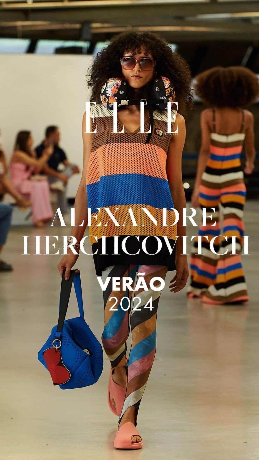 ELLE Brasilのインスタグラム：「Como é a praia de @alexandreherchcovitch? Na manhã desta terça-feira (5.12), no Centro Cultural São Paulo, @herchcovitchalexandre abriu os trabalhos desta edição da @casadecriadores com o segundo desfile desde que retomou o controle de sua marca. Com uma coleção de verão 2024 inspirada no próprio verão, o estilista busca referência nos trajes de surfistas, mergulhadores e vendedores da praia, além de uma pesquisa sobre roupas de época que é a cara de @alexandreherchcovitch. Para saber mais, assista ao vídeo pra ouvir o nosso editor de moda @gabrielhmonteiro contando detalhes do desfile. E diga pra gente o que achou. (vídeo: @ricardojfer @pauloraic)」