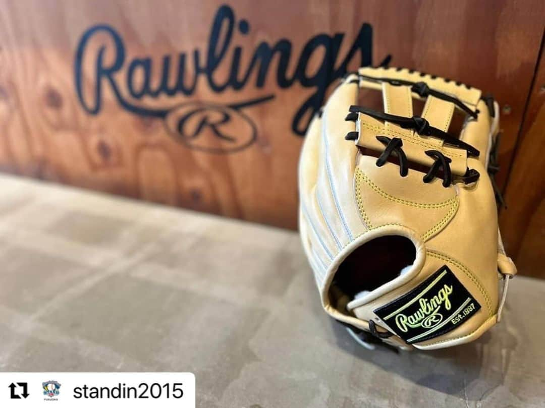 Rawlings Japanさんのインスタグラム写真 - (Rawlings JapanInstagram)「#Repost @standin2015 with @use.repost ・・・ . ローリングス 硬式内野手用  '24年春夏限定モデル🌸🍉 入荷いたしました！！！  大人気！ ローリングスのキャメルカラーのグラブ👀  ステッチとラベルのオプティックイエローが 差し色になっていて超可愛いです🫶🏻💚  大きめの内野手用をお探しの方、、！ ご来店お待ちしております💁🏼‍♀️  color:キャメル size:12インチ price:60,500 #ローリングス  #フィンガーシフト #グラブ @rawlings_japan_llc」12月6日 7時43分 - rawlings_japan_llc