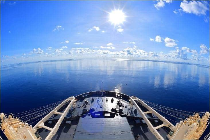 海上自衛隊のインスタグラム：「#砕氷艦しらせ から眺めた風景🚢 晴れ渡った空☀一面の蒼  #青空 #海上 #南極地域観測協力 #65次」