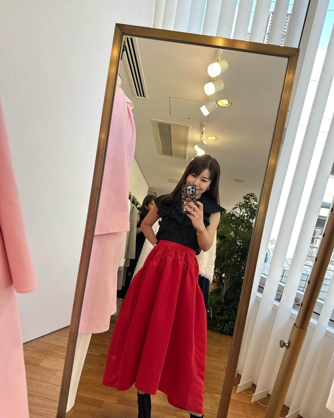 國分晴奈さんのインスタグラム写真 - (國分晴奈Instagram)「❤︎ 以前から素敵だと思っていた @jdot_official_ 展示会。  また奈央ちゃん @naosuke0807 と すしざんまいポーズ🤣  こちらの真っ赤なスカート、 形がとっても綺麗じゃないですか？？  赤・白の2色展開だったので どっちも試着させて頂きました♡  ジェイドットの服は生地の高級感、 ハリ感、シルエットが素晴らしくて  着るとスタイルが良く見えて 高級感もあってうっとりするくらい素敵🫶  今回の展示会で私も初めて知った ブランドでしたが、 オトナの女性を美しく品良く見せてくれる ブランドでした♡  #ジェイドット#アパレル展示会#2024ss #大人ファッション #大人女子 ＃大人コーデ」12月6日 7時57分 - haruna.kokubun
