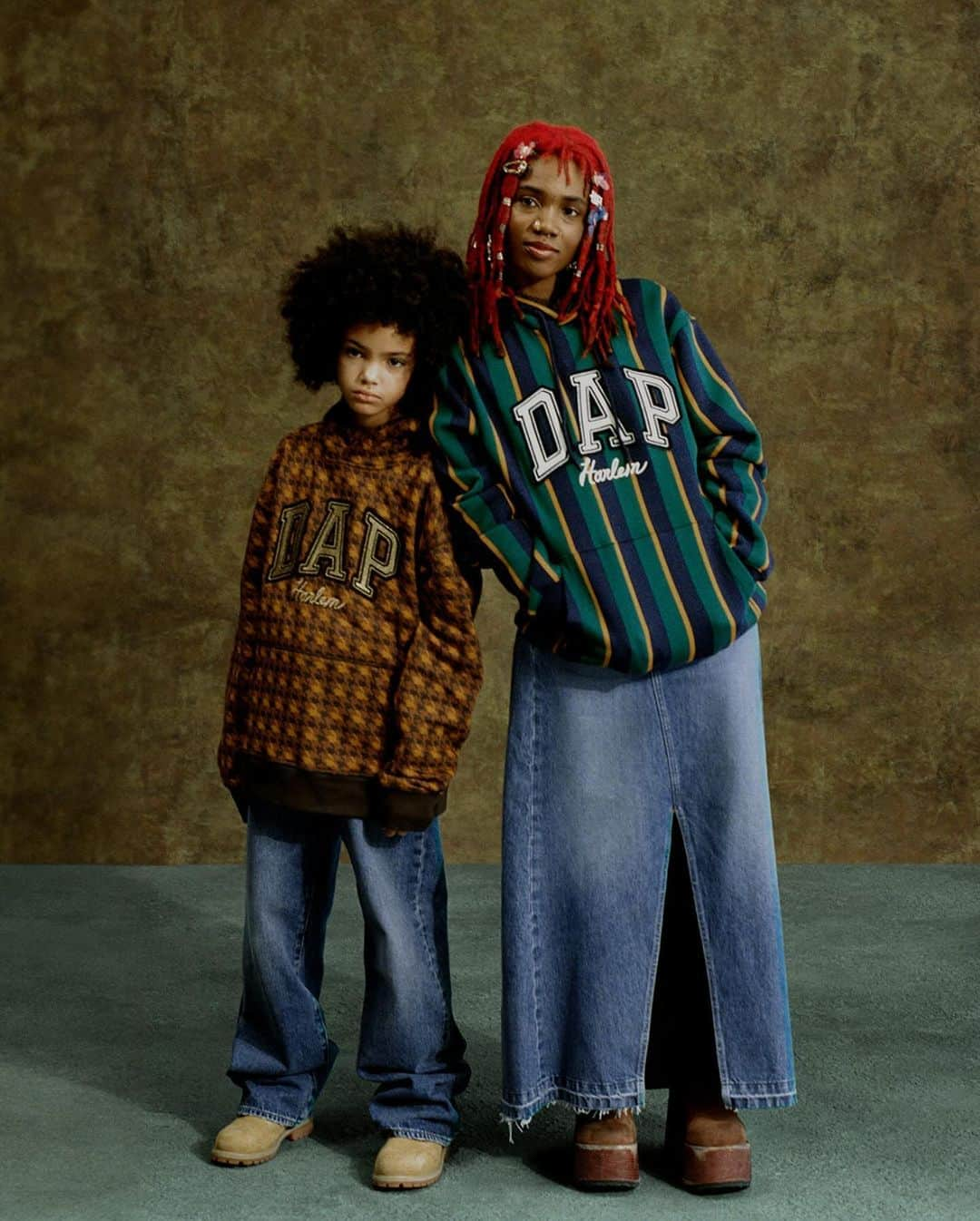 GAPのインスタグラム：「Starr Williams with her daughter Grey Iona for DAP × GAP.   Shot by Joshua Kissi.  Link in bio to explore the full DAP × GAP collection.」