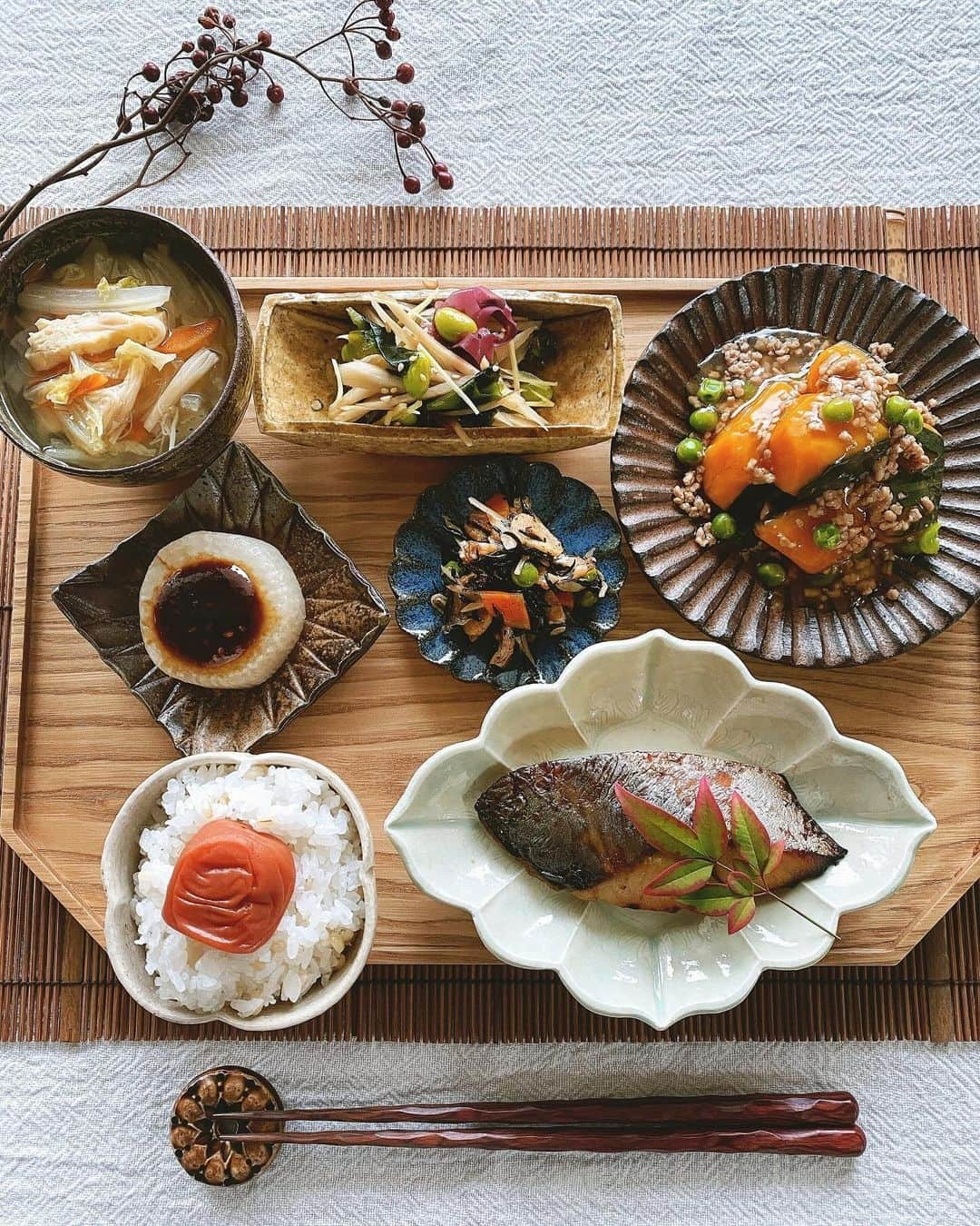 ururun_u.uのインスタグラム：「2023・12・6  水  おはようさんです☺︎ 昨日のおゆはん🍚🥢  品数はそこそこ 見た目も内容も地味メシ #絵面が茶色 #茶色は正義 ってことで🙄 ・ ・ 🥢🥢🥢 ◉梅干し乗っけごはん(雪椿🌾) ◉さわらの西京焼き ◉かぼちゃのそぼろ餡掛け ◉ひじきの炊いたん ◉ふろふき大根 ◉ごぼうと海藻の甘酢和え ◉味噌汁(白菜、人参、えのき、お揚げさん) ・ ・ 茶色の中で、真っ白に輝くごはん  この日は特にごはんに合うおかずが多かったので満足度が高〜い⤴️✨✨  セバス氏はごはんもマンガ盛り🍚🥢 バクバク食べてたよ😆 ・ ・ ・ #PR #魚沼産こしひかり #雪椿 #お米 @yukitsubakiofficial   #おうちごはん#和食#タンパク質#食物繊維#野菜食#私の日常#普段着ごはん#いつものごはん#私の美味しい時間#私のおいしい写真#器#シモヤユミコ#松浦コータロー#小澤基晴#平岡仁#安達健#清岡幸道#フーディーテーブル#おうちごはんラバー#エルグルメ#igersjp」