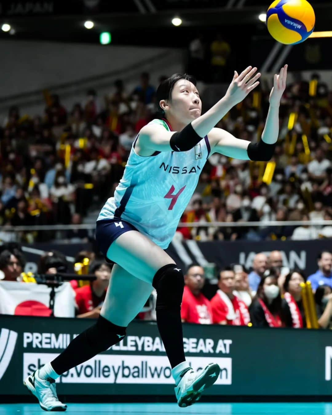 石川真佑のインスタグラム：「MAYU ISHIKAWA 🇯🇵 🆚 🇺🇸 USA.  At the #VNL2023, the outside hitter scored 19 points from 16 attacks, 1 block and 2 aces in Japan's 3-2 win over USA.  📺 Watch the #VNL on VB TV.  🏐 #BestOfVNL2023 #Volleyball #VNL2024 🔜」