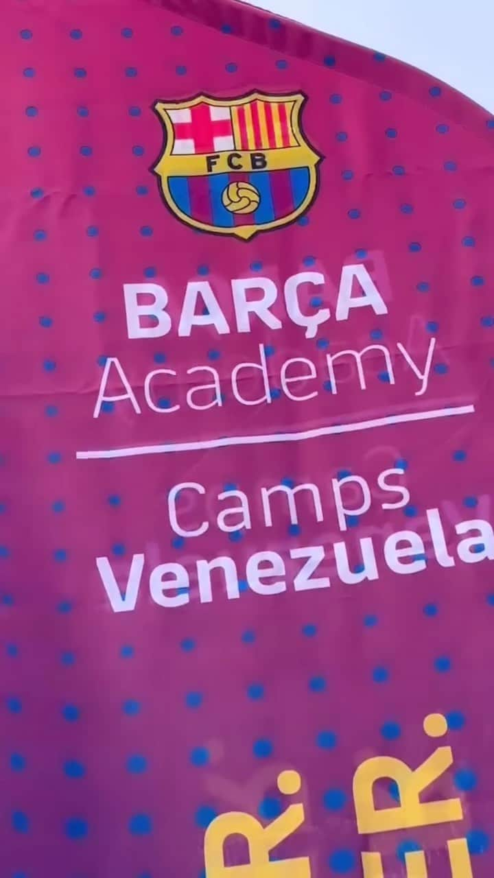 ポーラ・ベビラクアのインスタグラム：「El Campus del FC Barcelona llega por primera vez en la historia a Venezuela, este diciembre 2023, ofreciendo a niñas, niños y adolescentes entre 6 y 17 años, la maravillosa oportunidad de vivir la experiencia Barça, entrenando y formándote con los técnicos del FC Barcelona, la mejor cantera del mundo.  CUPOS LIMITADOS   Segunda Semana 11 al 15 de diciembre ▔ ➜ Los días 11, 12, 13, 14 y 15 de diciembre, los horarios serán de 9:00 a.m. a 12:00 p.m. para las categorías sub-7, sub-9 y sub-11, y de 3:00 p.m. a 6:00 p.m. para las categorías sub-13, sub-15 y sub  	 Lugar ▔ CD PARIA SPORT, Escuela de Enfermería UCV, Urb. Sebucán, Municipio Sucre, Caracas, Venezuela  +58 412 7878115  #fútbol #campamento #caracas」