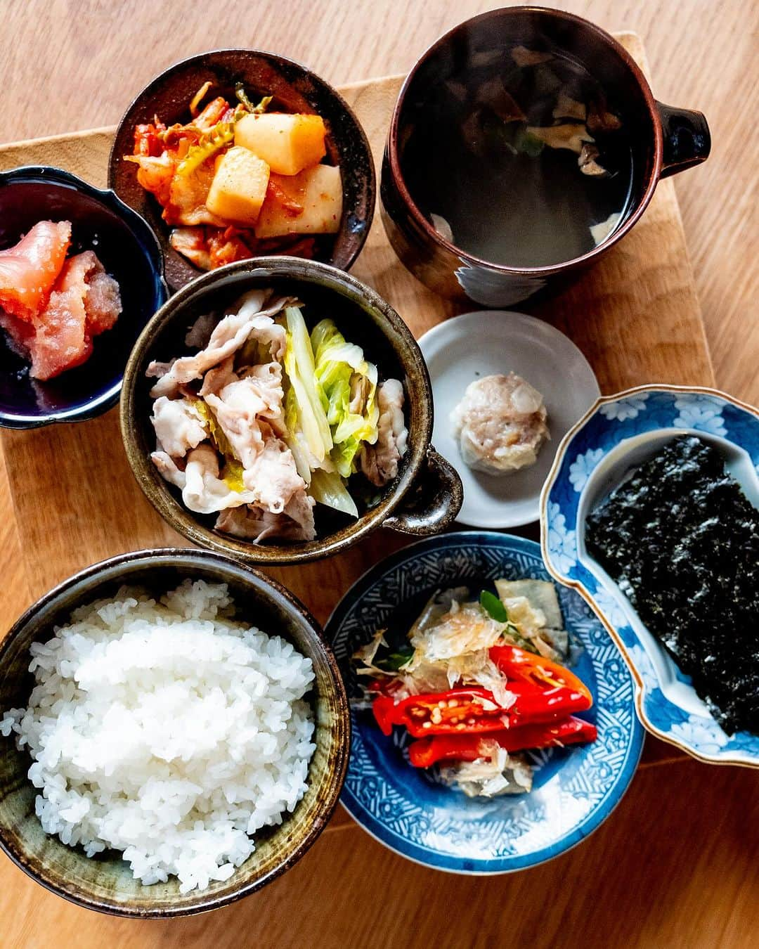 武井義明のインスタグラム：「Today’s breakfast and bento.  ごはんは炊いたけど、おかずは残り物オールスターズ。弁当もおかずナシ。  #leica_photos #leicaphoto #leicaphotography #leicasl #leicasl601 #foodphotography #foodphotographyandstyling #bento #lunchbox」