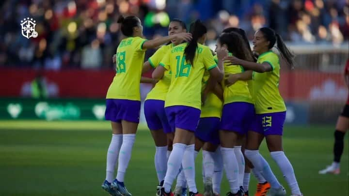 サッカー ブラジル代表チームのインスタグラム：「Nós escolhemos o BRASIL! 🇧🇷  Agora é a nossa hora! Estamos prontas e nossas craques da Seleção Feminina já estão na torcida para o Brasil ser a sede da Copa do Mundo Feminina FIFA 2027! Vamos juntas nessa campanha! #2027noBrasil」