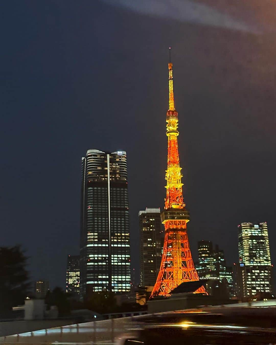 亘つぐみさんのインスタグラム写真 - (亘つぐみInstagram)「🗼  首都高走ると見える東京タワーが大きくてカッコよくてとても好きな景色のひとつ 助手席の時はいつも写真撮るけどなかなか上手く撮れなくていいタイミングを逃してしまう」12月6日 8時34分 - tsugumiw