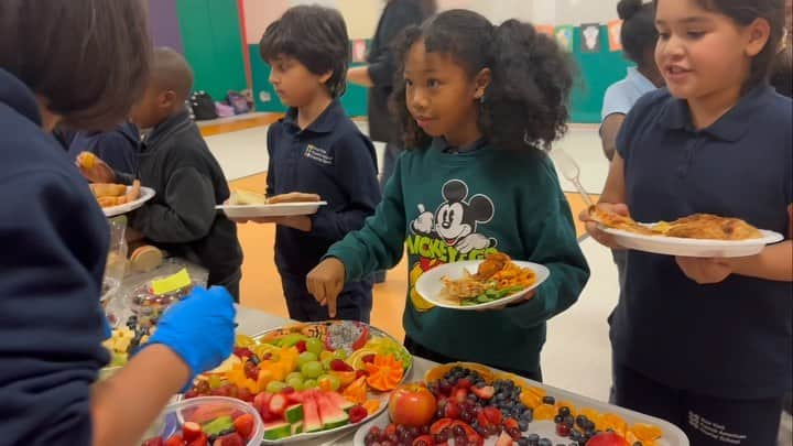 中鉢明子のインスタグラム：「🇺🇸🦃🍁【Nov 2023】Thanksgiving potluck party! I volunteered bringing Edamame and dumplings 🥟　#celebration #school #NewYork  今年も娘のクラスのクラスペアレント(クラス代表のお母さん) を引き受けててサンクスギビングの持ち寄りパーティーのお手伝行ってきました。今年は娘のリクエストで枝豆と焼き餃子にしたよ👍 #11月の思い出 #サンクスギビングデー #子育て #ニューヨーク」