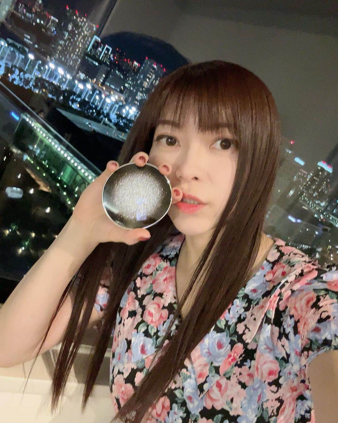 DJ MIYAのインスタグラム：「おはよぉ♡(⁎⁍̴̆Ɛ⁍̴̆⁎)いつもみなさんありがとうございますぅぅ  最近ベース全部これ❤️  韓国クッションファンデ ってやっぱりいい！！！💖  すぐにベース完成ぃぃ🎵  スキンソリューション スタークッションファンデーション　を使ってるよ💞 先のBali島旅行やグランピングなども持って行って旅でも大活躍なメイクアイテム❤️  PR @a__style.official  しかもちょっとスポンジで塗るだけで ベースメイクがすぐ完成しちゃうのがすごい^ - ^肌表面がなめらかーにしてくれる感じ⭐︎✨🌟💫  韓国ナンバーワンコスメ【FAU】 世界30か国で発売されている世界的ブランドのクッションファンデーション❤️人気なのも納得⭐︎✨🌟💫  FAUスキンソリューションスタークッションファンデーション 価格:9,900円  ありがとうございました❤️  #韓国ファンデ  #クッションファンデ #ベースメイク #冬メイク #艶肌メイク #ツヤ肌メイク#メイク #メイクアップ #メークアップ#スキンソリューションスタークッション #コスメ #ファンデーション #FAU #韓国コスメ #韓国美容 #美容 #美容好き #韓国メイク #韓国メーク #ファンデ #クッションファンデーション #塗りやすい #コスメレポ #コスメレビュー #コスメ好き #cosme好き #ナチュラルメイク #コスメ大好き #スキンケア #化粧品」